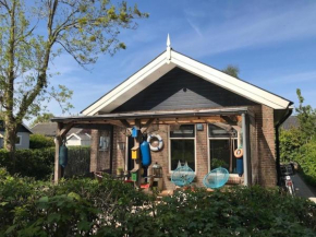 BelleMare Bungalow Lauwersmeer mit überdachte Veranda und eingezäuntem Garten